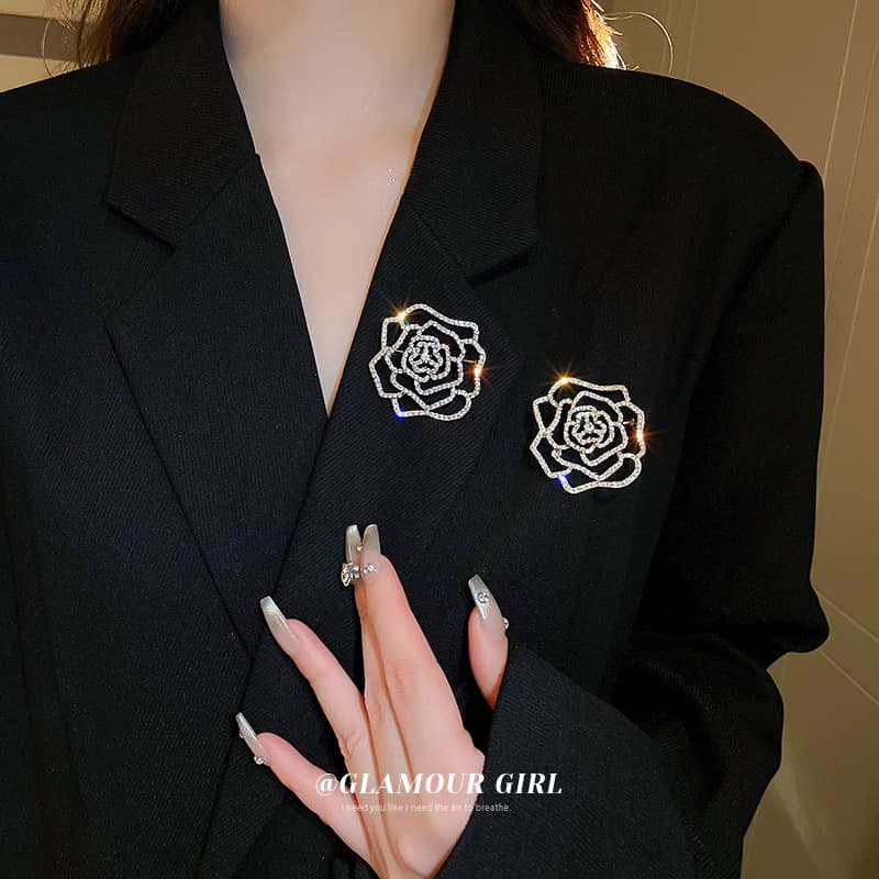 Diamond-Encrusted Hollow Flower Brooch, European and American Exaggerated Heavy-Duty Brooch, Unique Niche Fashion, High-End Accessories for Women