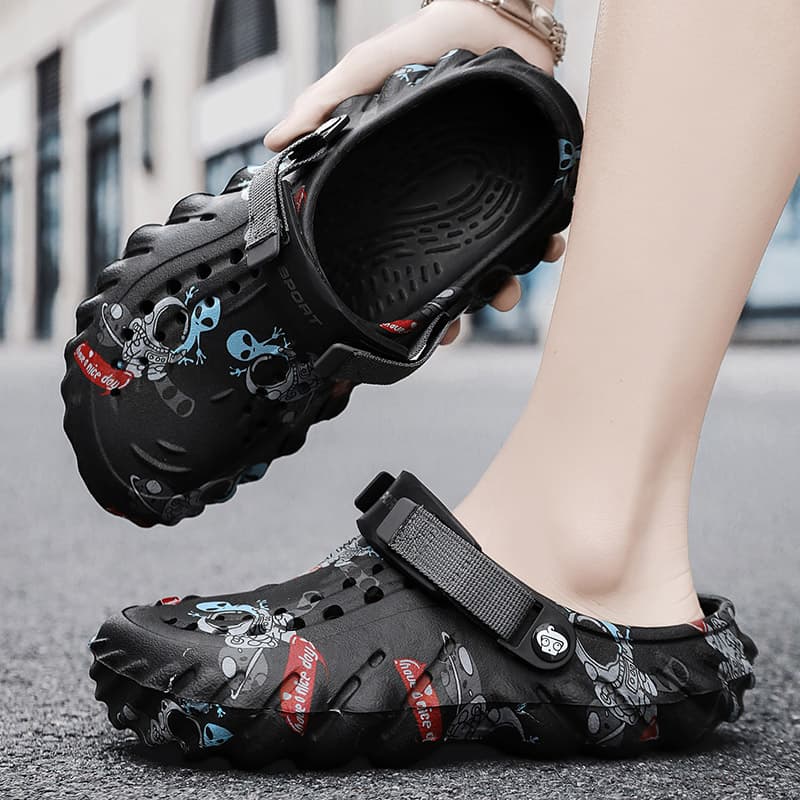 Men's Outdoor Clogs, Summer 2024 New Style, Sports Slippers with a Cushioned Feel, Non-Slip, Odor-Resistant, Men's Sandals, Eva