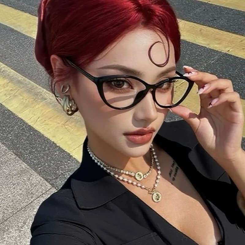 European and American Y2K Style Cat-Eye Black Frame Myopia Glasses for Women with Square and Round Faces, Ultra-Light Non-Prescription Glasses with Blue Light Protection