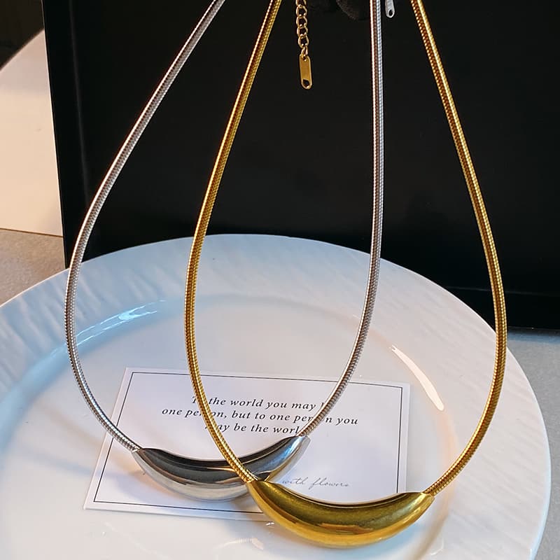 Magnetic suction design ~ Fashion wind Niche style trembles with curved elbow collar Minimalist Accessible Luxury Elegant for men and women