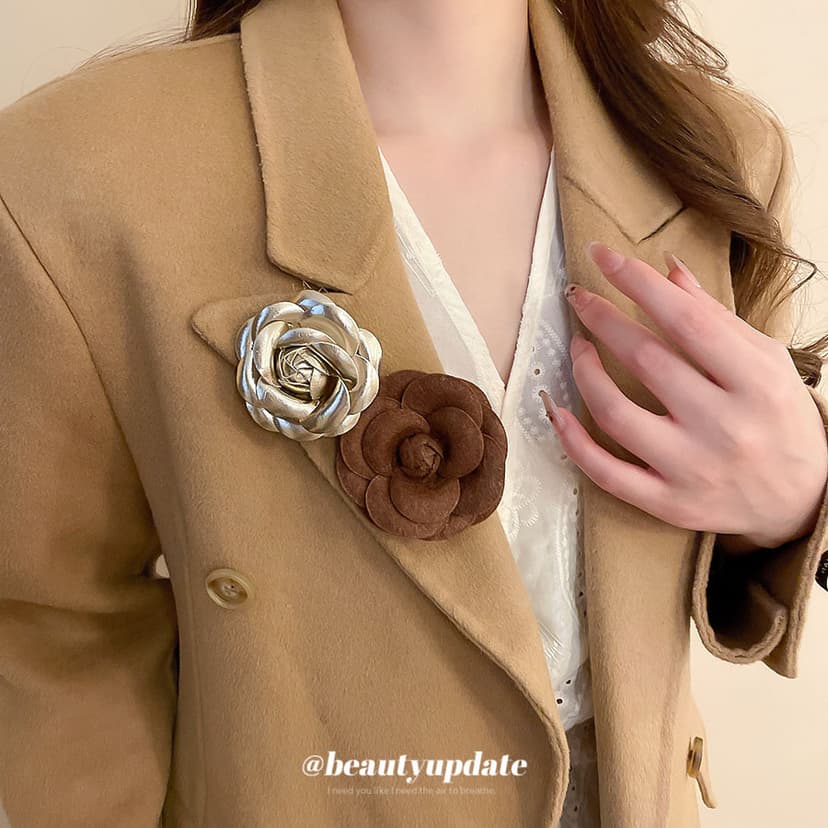 Leather Flocking Flower Brooch, Fashionable for Commuting, Elegant and Gentle Style, Unique Niche Design Clothing Accessory