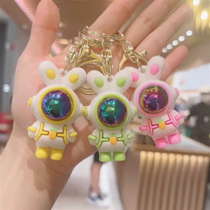 Creative Astronaut Rabbit Keychain, Fashionable and Personalized Bag Pendant, Unisex Car Keychain Key Ring