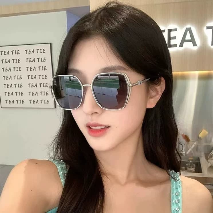 Sunglasses for Women with Uv Protection, 2025 New Trendy Style, Slimming Effect for Large Faces, High-End Polarized Sunshade Glasses