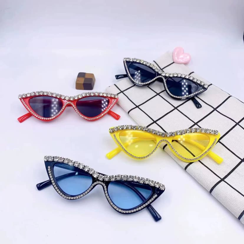 Children's Sunglasses for Girls, Fashionable ins New European and American Style, Unique Triangular Cat-Eye Glasses, Kids' Sunglasses with Rhinestones