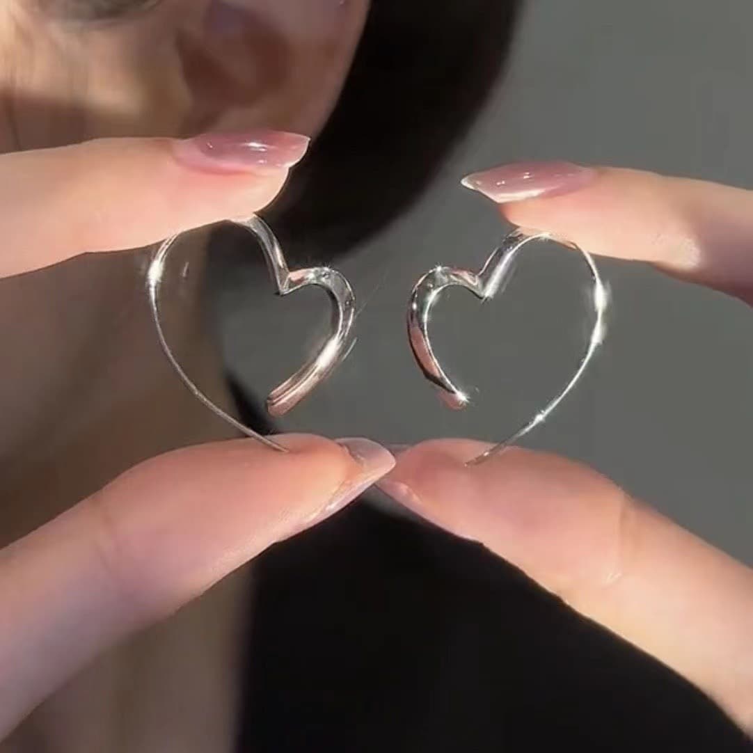 Simple Elegant Love Earrings Niche Design High-end Earrings Light Luxury Silver Pin Earrings Cold Style All-match Earrings