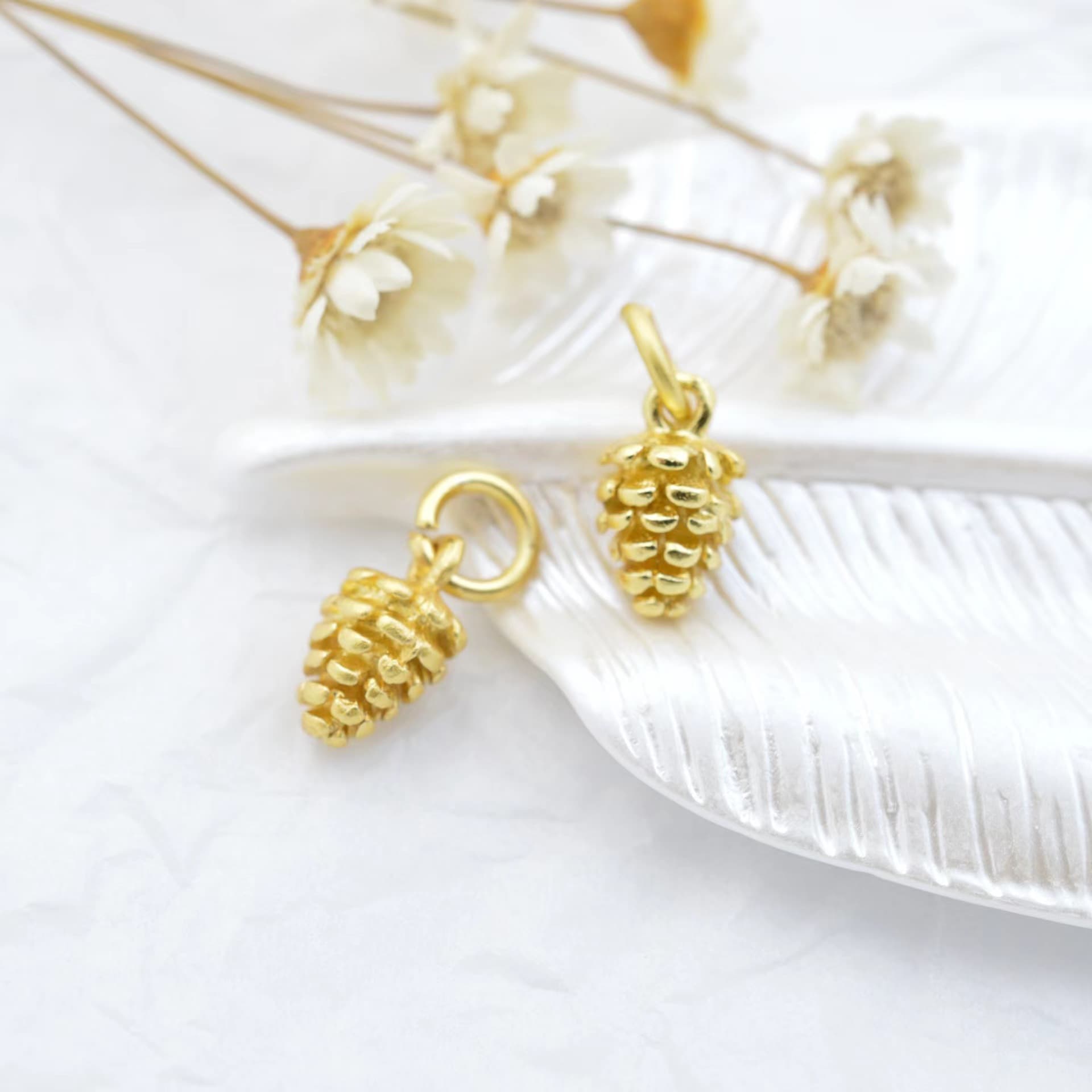 Factory Direct copper jewelry accessories DIY necklace bracelet accessories ancient three-dimensional pine cone pendant pine cone wholesale