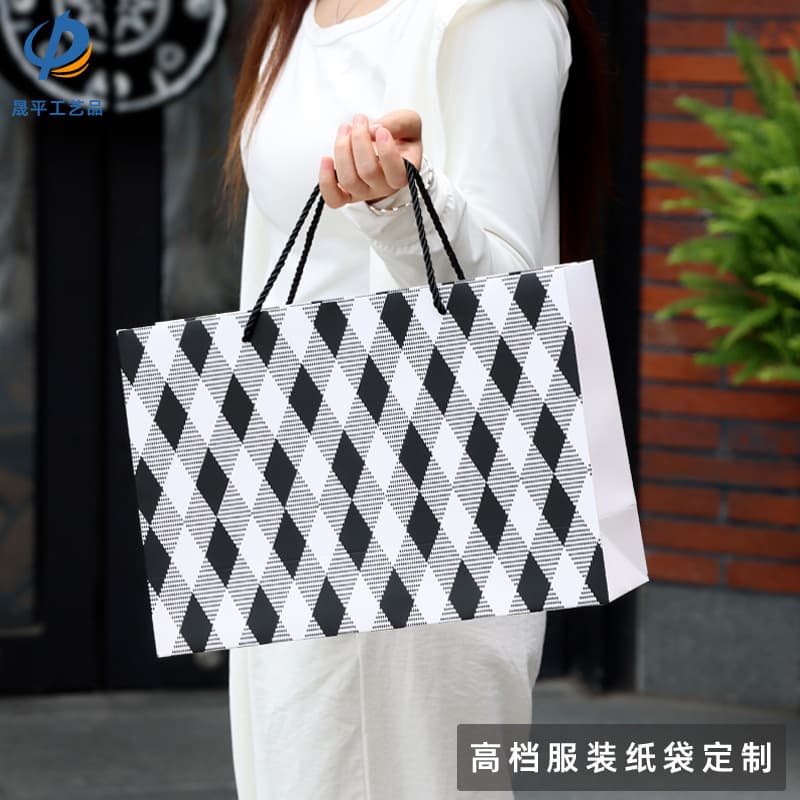Cross-Border Hot-Selling Clothing Handbags European and American High-End Gift Bags Fashionable Black and White Diagonal Plaid Paper Bags Gift Bags
