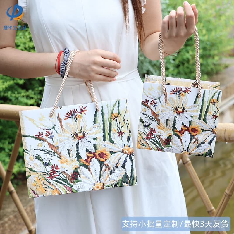 Customized Antique Gift Bag, Original Forest-Style Niche White Cardboard Handbag, Fresh Chrysanthemum Cultural and Creative Product Packaging Bag