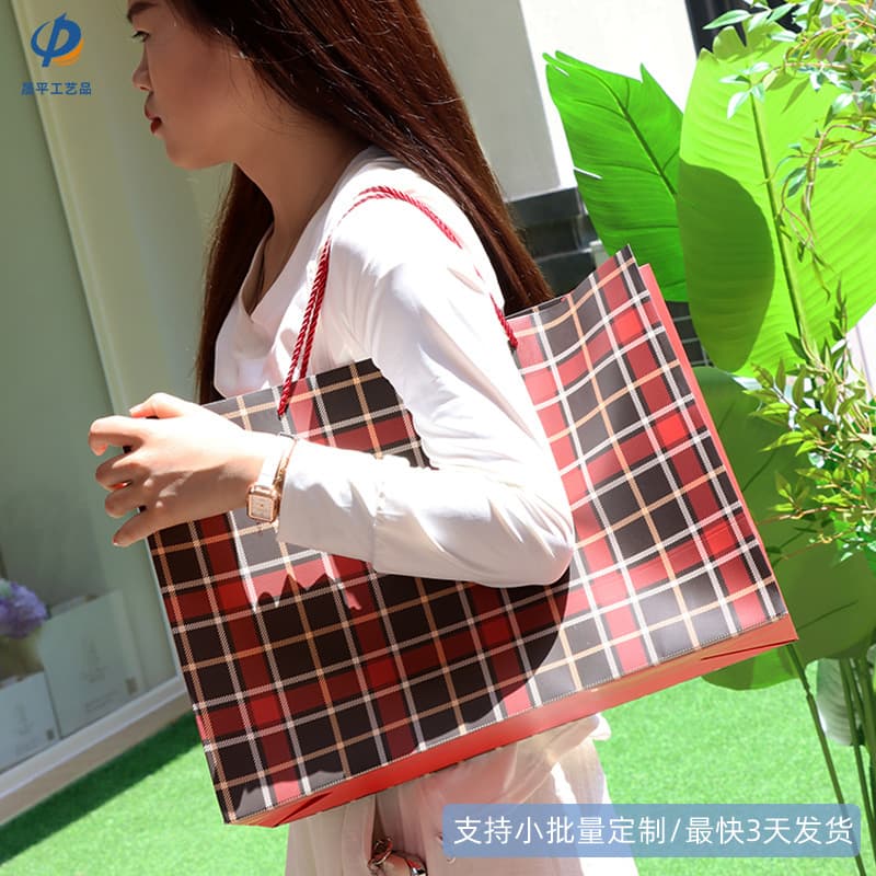 Cross-Border Hot-Selling Clothing Handbag New Red and Black Color Matching Plaid Gift Bag High-End White Cardboard Packaging Bag Customization