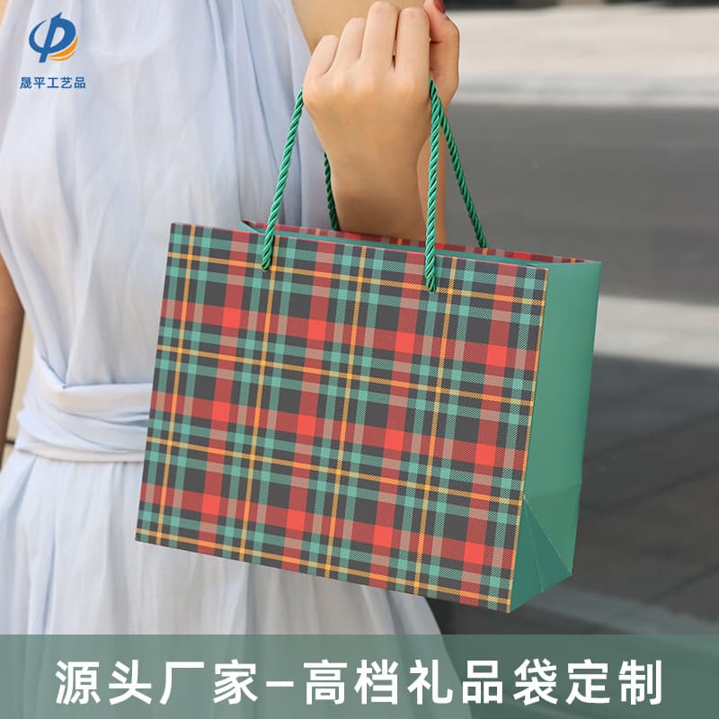 High-End Red and Green Plaid Gift Bags, Precious Gift Packaging Bags, Clothing Cosmetics Handbags, White Cardboard Bags Manufacturers