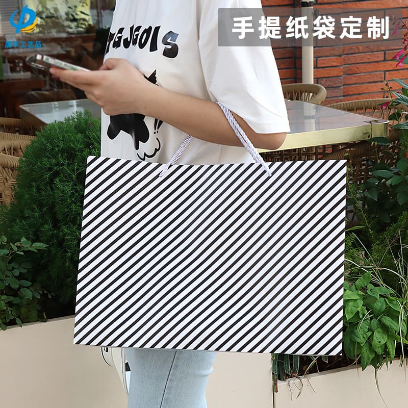 Casual and Fashionable Black and White Twill Clothing Handbag Thickeneded White Cardboard Gift Bag New High-End Paper Bag Customization