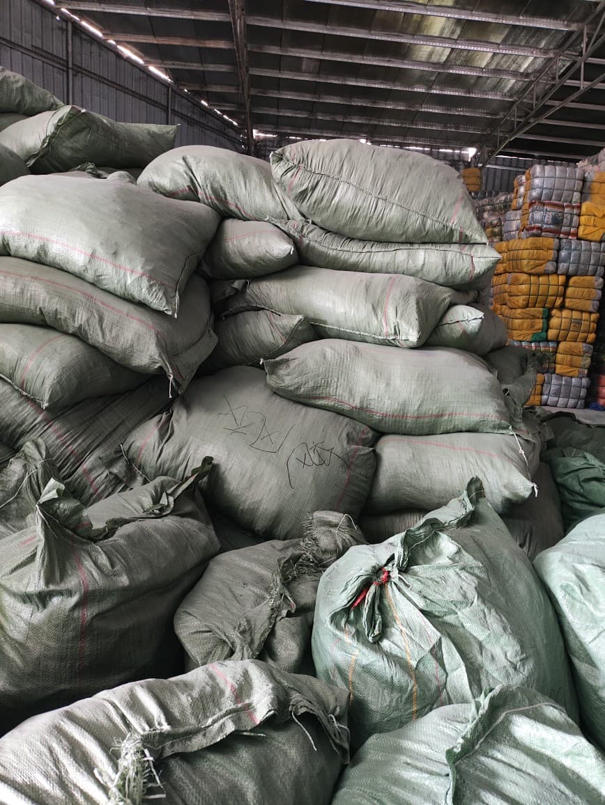 Second-Hand Clothes Recycled from Africa and Southeast Asia, Live Source Selection of Women's Cotton Clothes and Jackets, 2 Yuan 0.5kg Sold by the Pound
