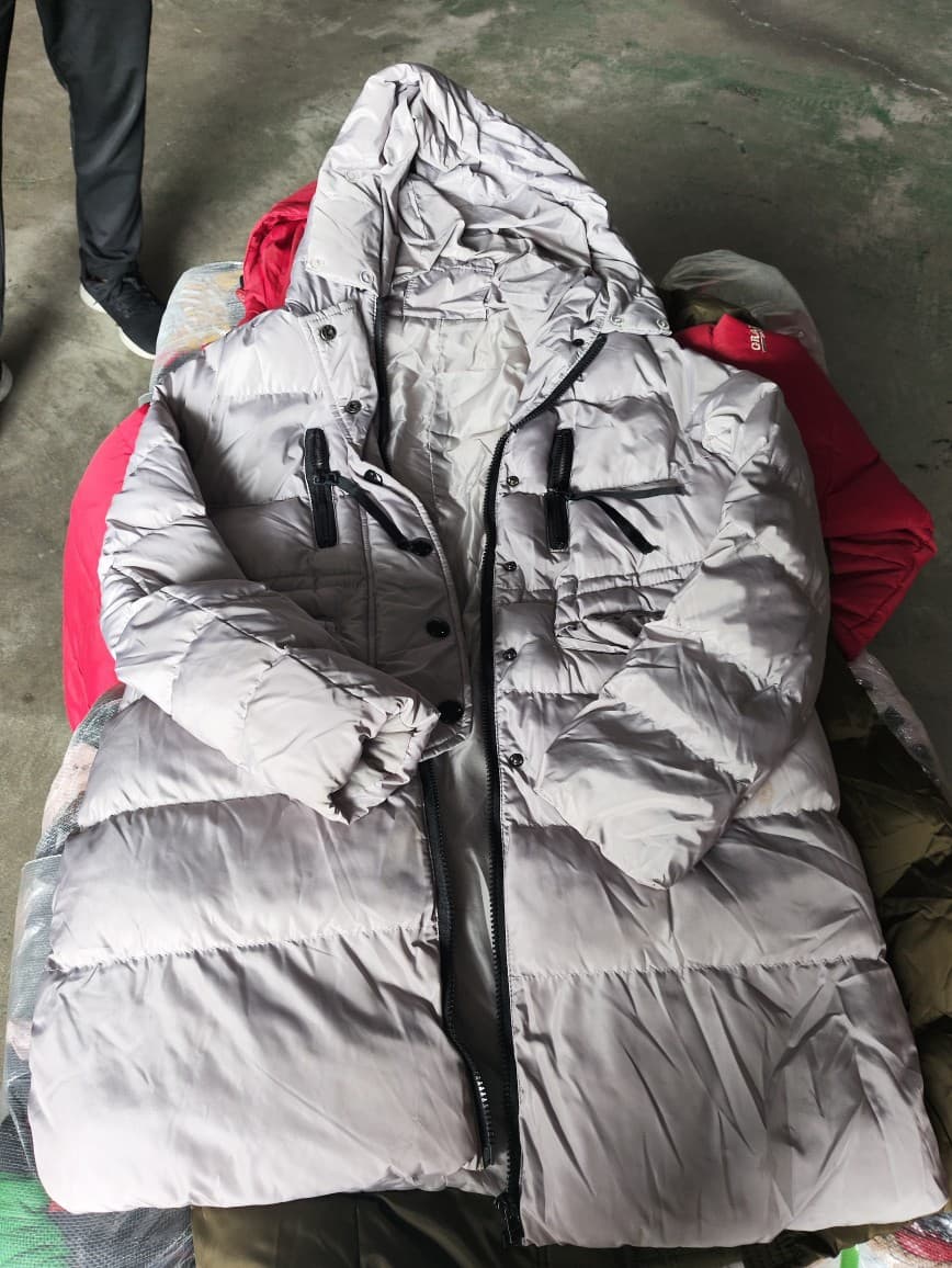 Second-Hand Clothes Exported to Africa and Southeast Asia, Live Supply of Women's Cotton Jackets Sold by the Pound for 2 Yuan 0.5kg