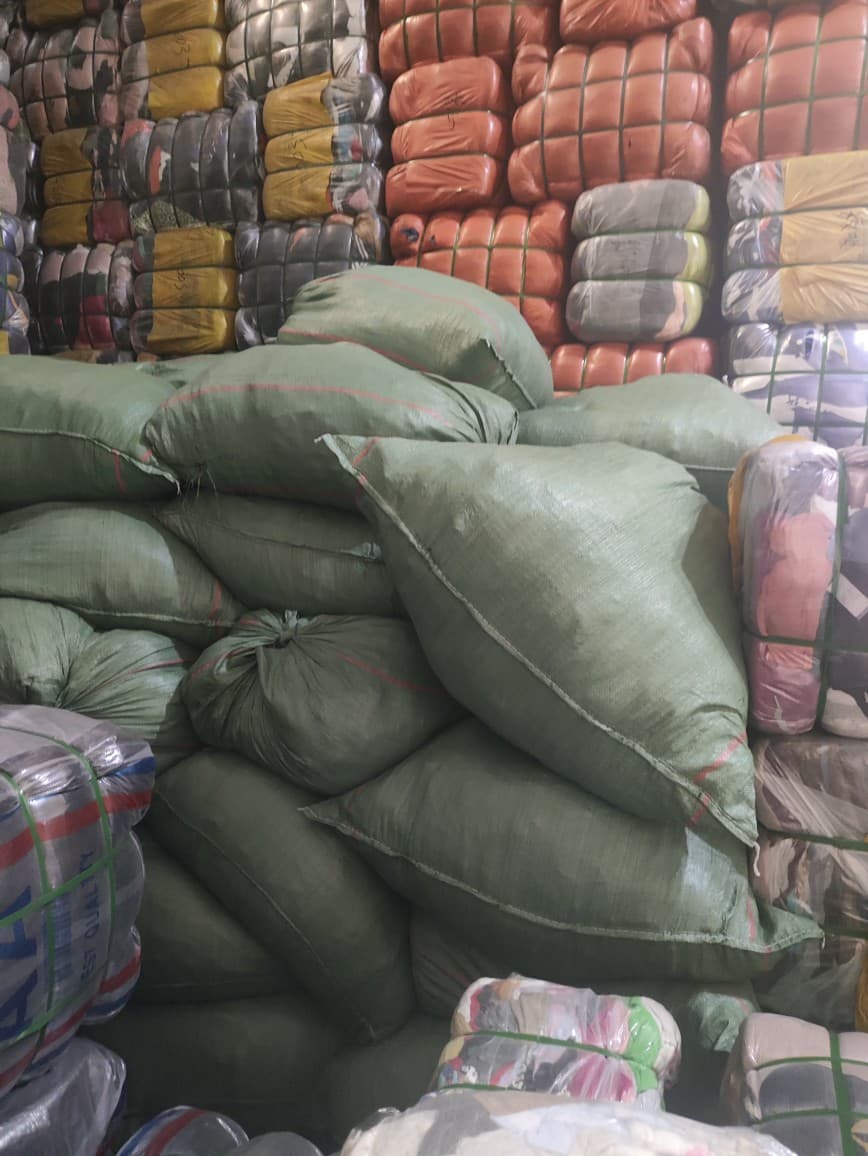 Second-Hand Clothes Recycled from Africa and Southeast Asia, Live Source Selection of Women's Cotton Clothes and Jackets, 2 Yuan 0.5kg Sold by the Pound